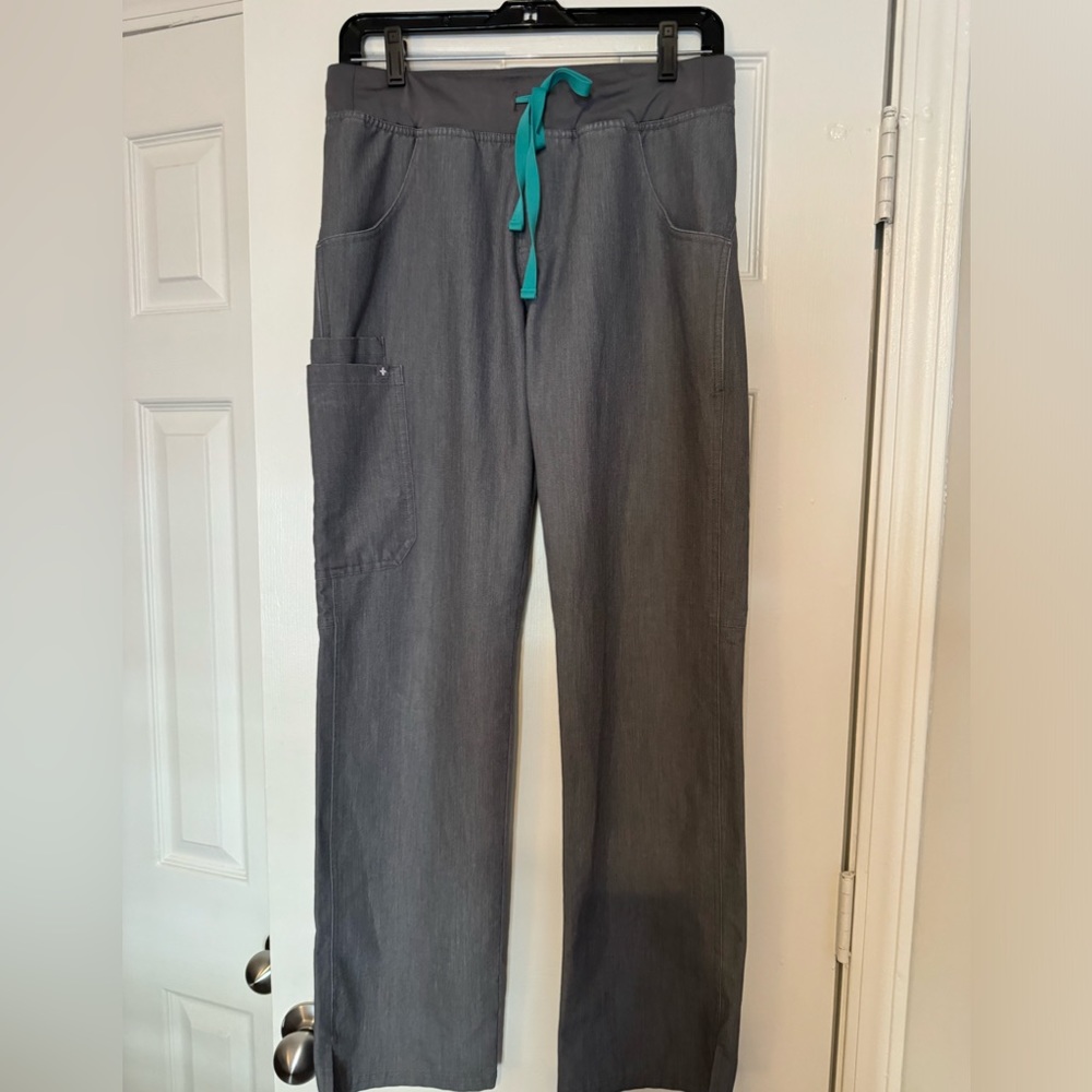 Figs graphite kade cargo scrub pant. Small. 🩶